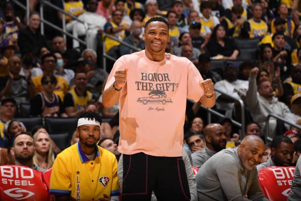 裁识过人丨威少脸部犯规？裁判离谱判罚送开拓者罚球绝杀！（裁识过人丨争议吹罚！威少被判打脸犯规，裁判送开拓者罚球绝杀）