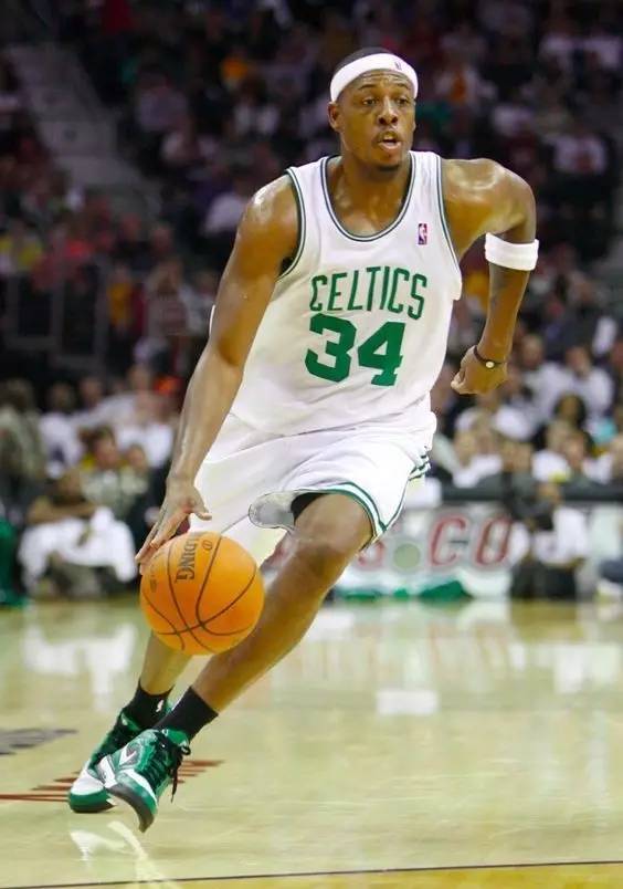 巴萨的丢球方式总是千篇一律…前锋速度也不用特别快，克纳夫这次只有32km／h（巴萨丢球千篇一律：前锋无需很快，克纳夫此役仅32km／h）