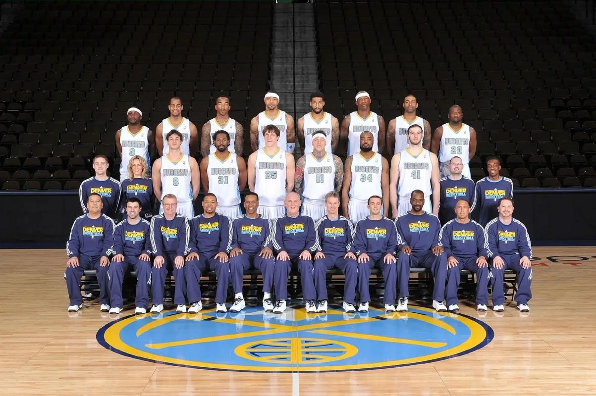 詹杜携手创历史！火箭送湖人3连败 里夫斯伤退东契奇复出25+7（詹杜同夜写历史！火箭击败湖人送其三连败，里夫斯伤退，东契奇复出砍25+7）