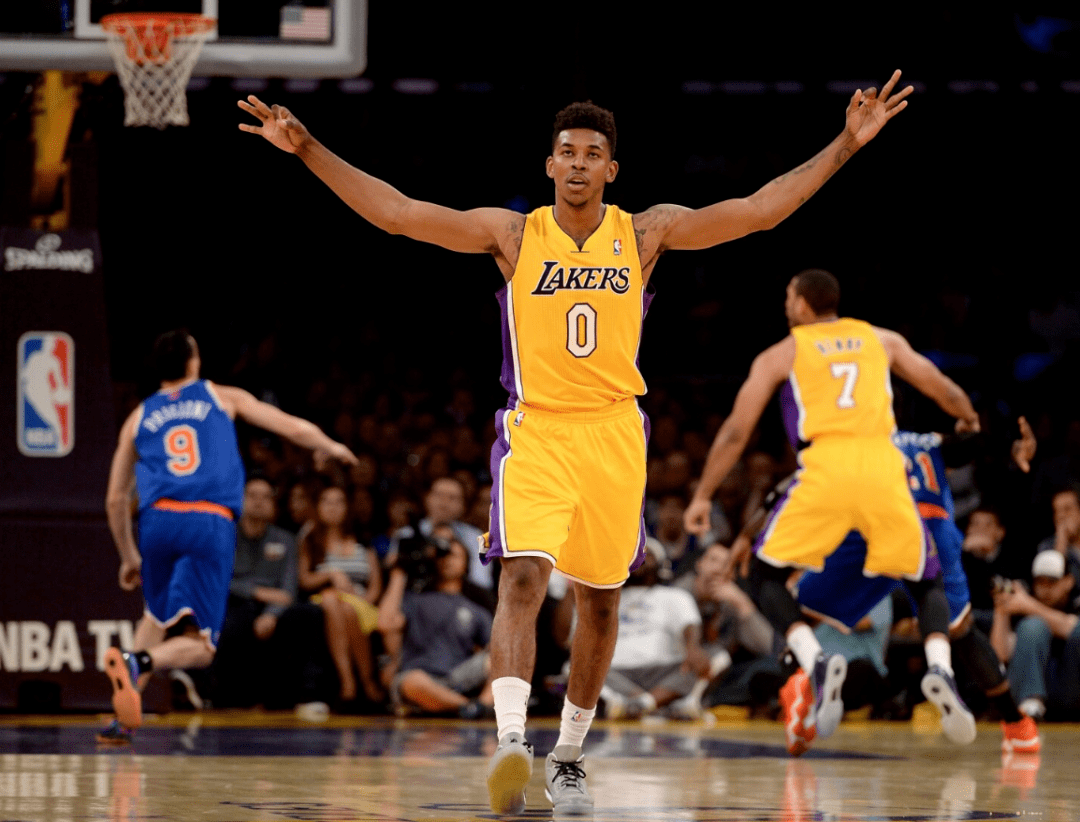 官方：因威胁并辱骂裁判，塞维利亚后卫马尔康-特谢拉停赛6场（官方通报：塞维利亚后卫马尔康-特谢拉因威胁辱骂裁判被禁赛6场）