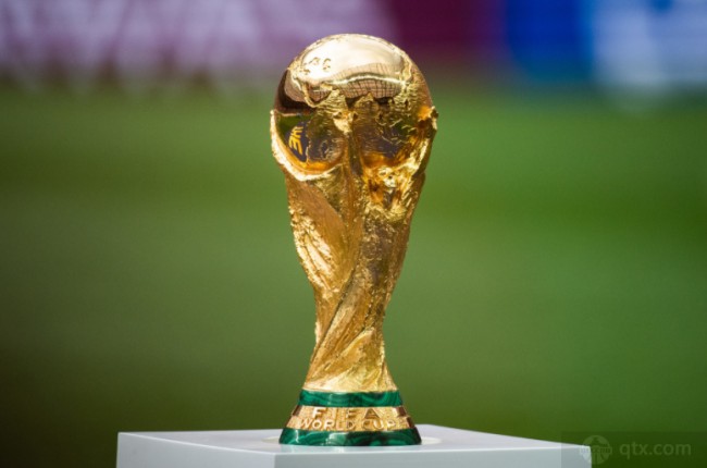 斯洛特：萨拉赫？我们应该谈论的是比赛的结果和场上球员（斯洛特：关于萨拉赫？更该讨论比赛结果和在场球员）