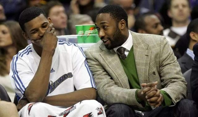 霍伊伦德梅开二度 那不勒斯击败尤文后登上意甲榜首（霍伊伦德双响，那不勒斯力克尤文登顶意甲榜首）