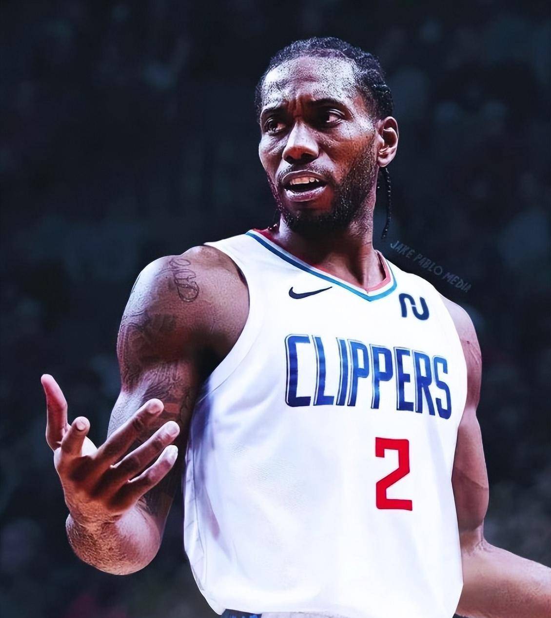 精准制导！法耶拼下篮板 随后长传横跨全场助攻诺威尔篮下打中（法耶抢下篮板后一记全场长传，精准助攻诺威尔篮下得分）